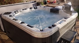 Hot tub with pop-up fountains